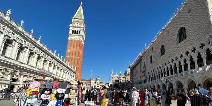 In Venedig sollen Tagesbesucher künftig bis zu zehn Euro bezahlen. (Archivbild) In Venedig sollen Tagesbesucher künftig bis zu zehn Euro bezahlen. (Archivbild)