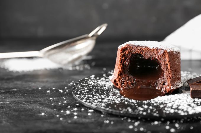 Der geschmolzener Schokoladenkuchen ist ein französisches Dessert. Schokoladenkuchen