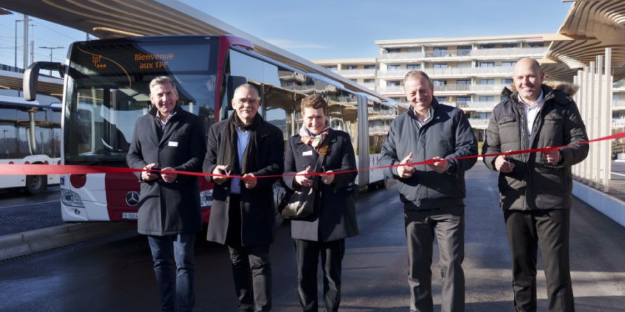 Sie eröffneten den neuen Regionalbusbahnhof in Bulle (von liks): Jacques Morand, Stadtpräsident von Bulle, Jean-François Steiert, Präsident des Staatsrats, Marie-France Roth Pasquie...