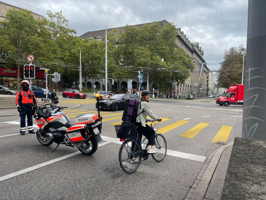 Ein Polizist beim Central.