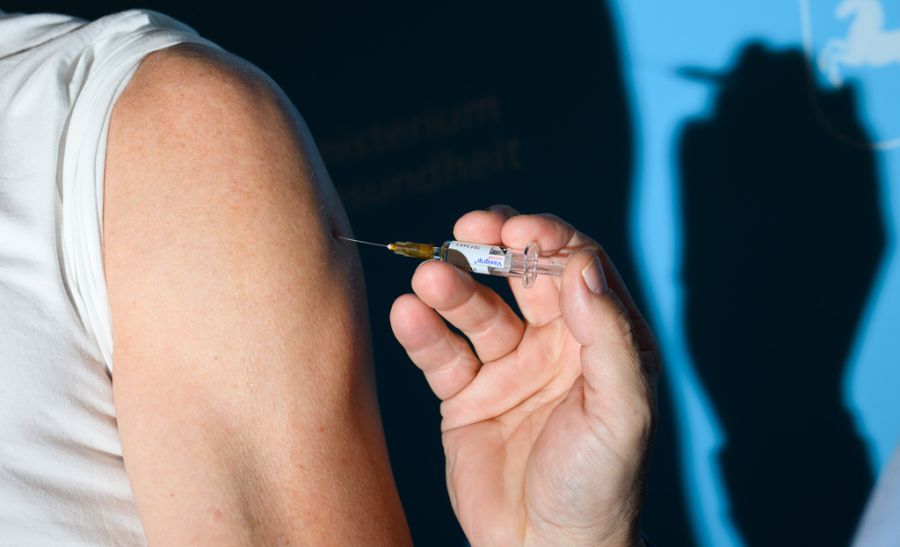 Auch auf Impfungen haben Tattoos einen Einfluss: Laut der Studie entwickelten tätowierte Mäuse nach der Impfung deutlich niedrigere Antikörperspiegel. (Symbolbild)