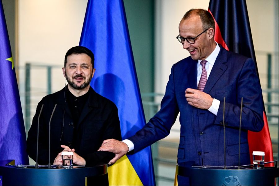 Dort wird er gemeinsam mit dem deutschen Bundeskanzler Friedrich Merz an einer Videoschalte mit den USA teilnehmen.