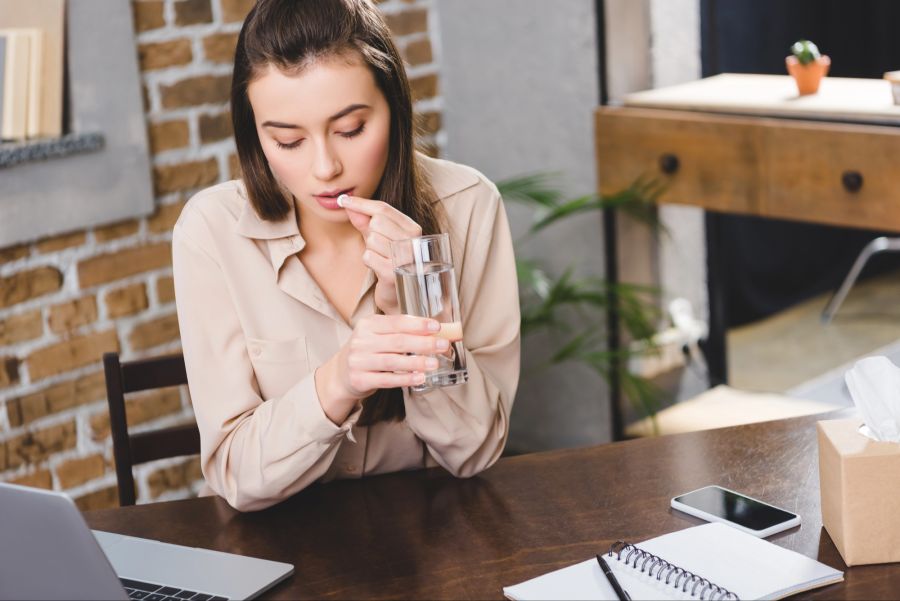 Frau nimmt Medikament