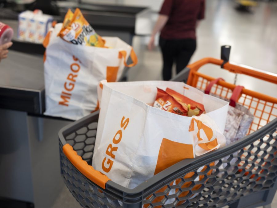 Weil sein Kind einen Grittibänz bereits im Laden anbiss, folgte die Migros-Security einem Vater durch den Laden. (Symbolbild)