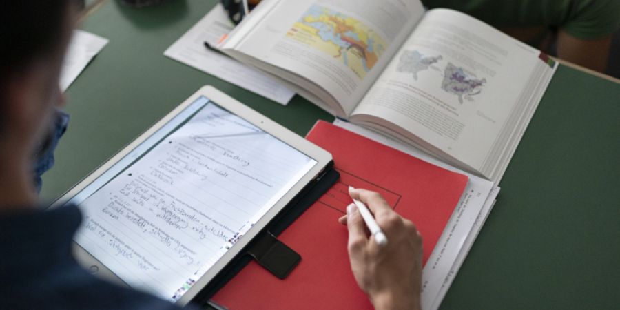 Schülerinnen und Schüler der Kantonsschule in Nuolen werden vorübergehend in Pfäffikon unterrichtet. (Symbolbild)