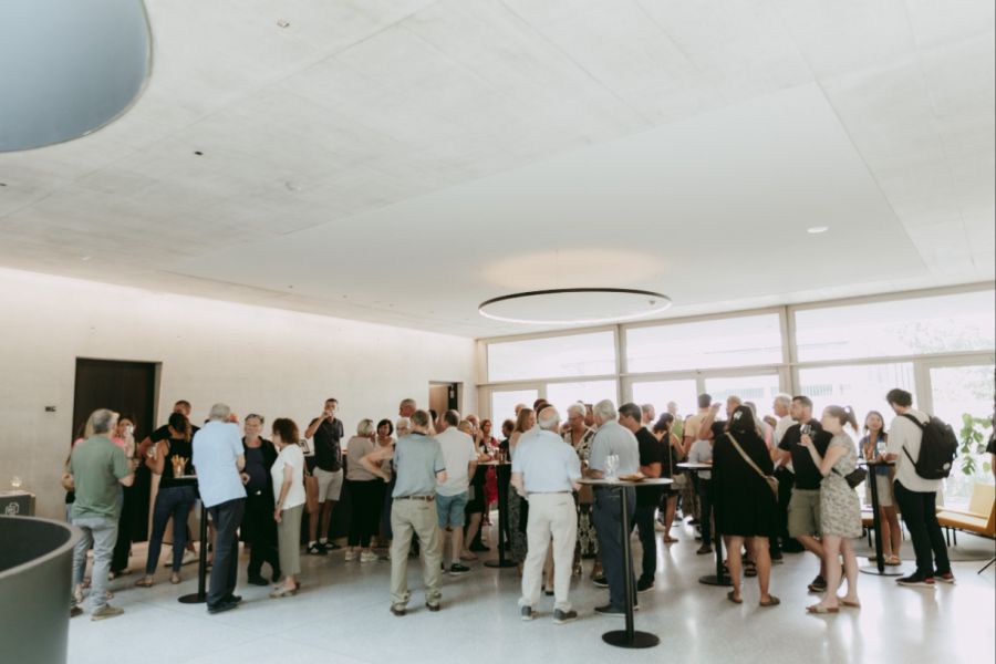 Saal Menschen Gesellschaft Cube