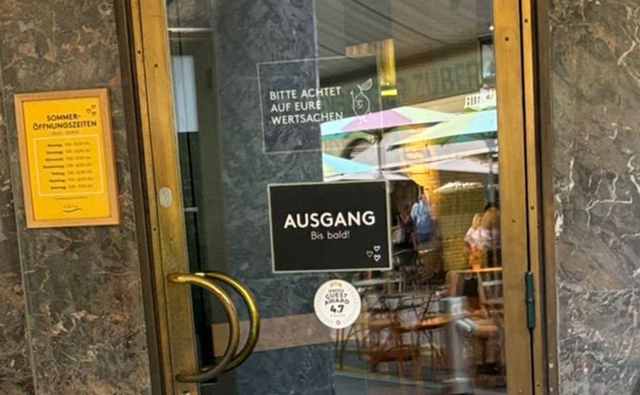 Das Restaurant hat Erfahrung mit Gästen, die Tische mit Handys und Co. reservieren. Auf einem Schild ruft es auf: «Bitte achtet auf eure Wertsachen».