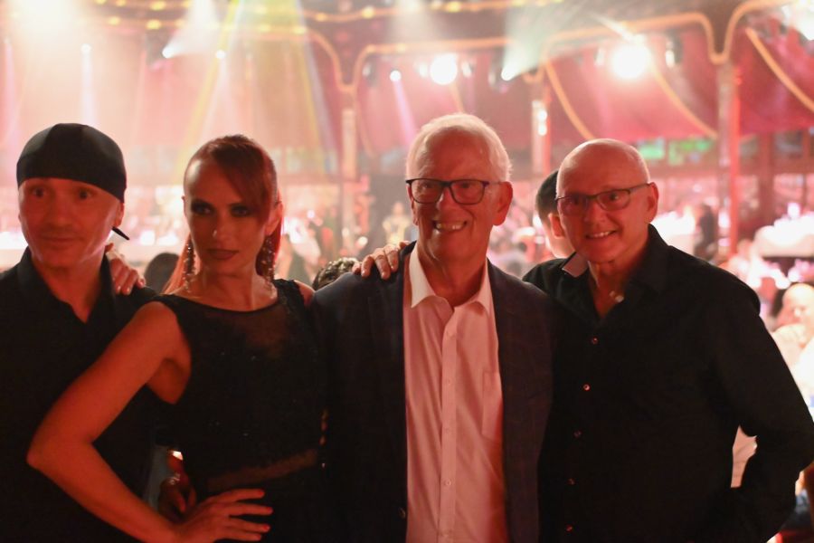 Rolf Knie (rechts) neben Eugene Chaplin an der Premiere des «Salon Spectacle».