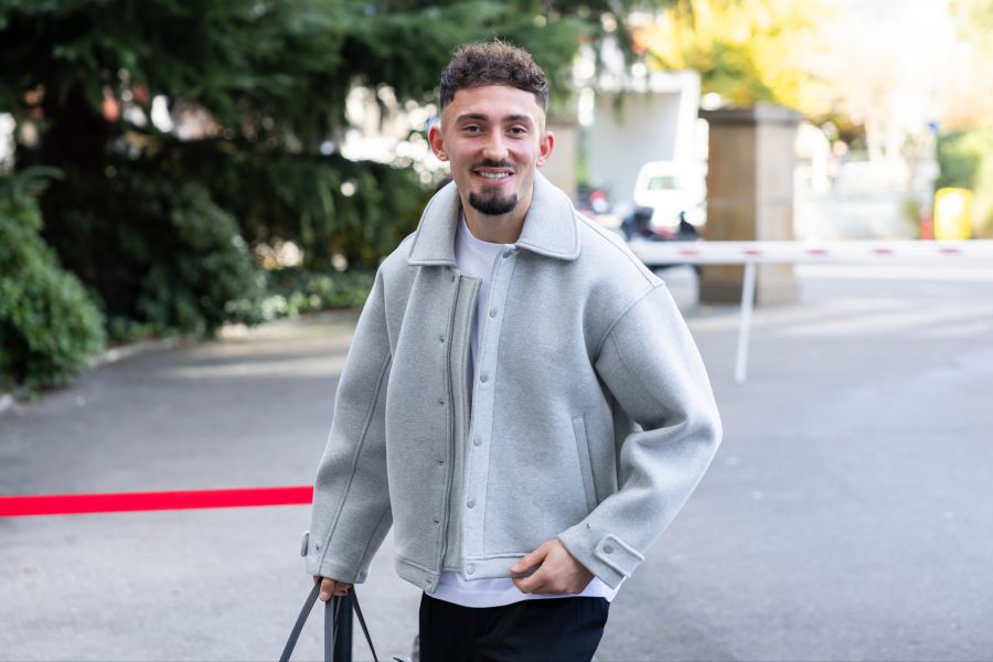 Andi Zeqiri trifft beim Zusammenzug der Schweizer Nati in Lausanne ein.