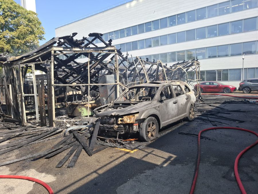 Nach dem Brand liegt ein beissender Gestank in der Luft.