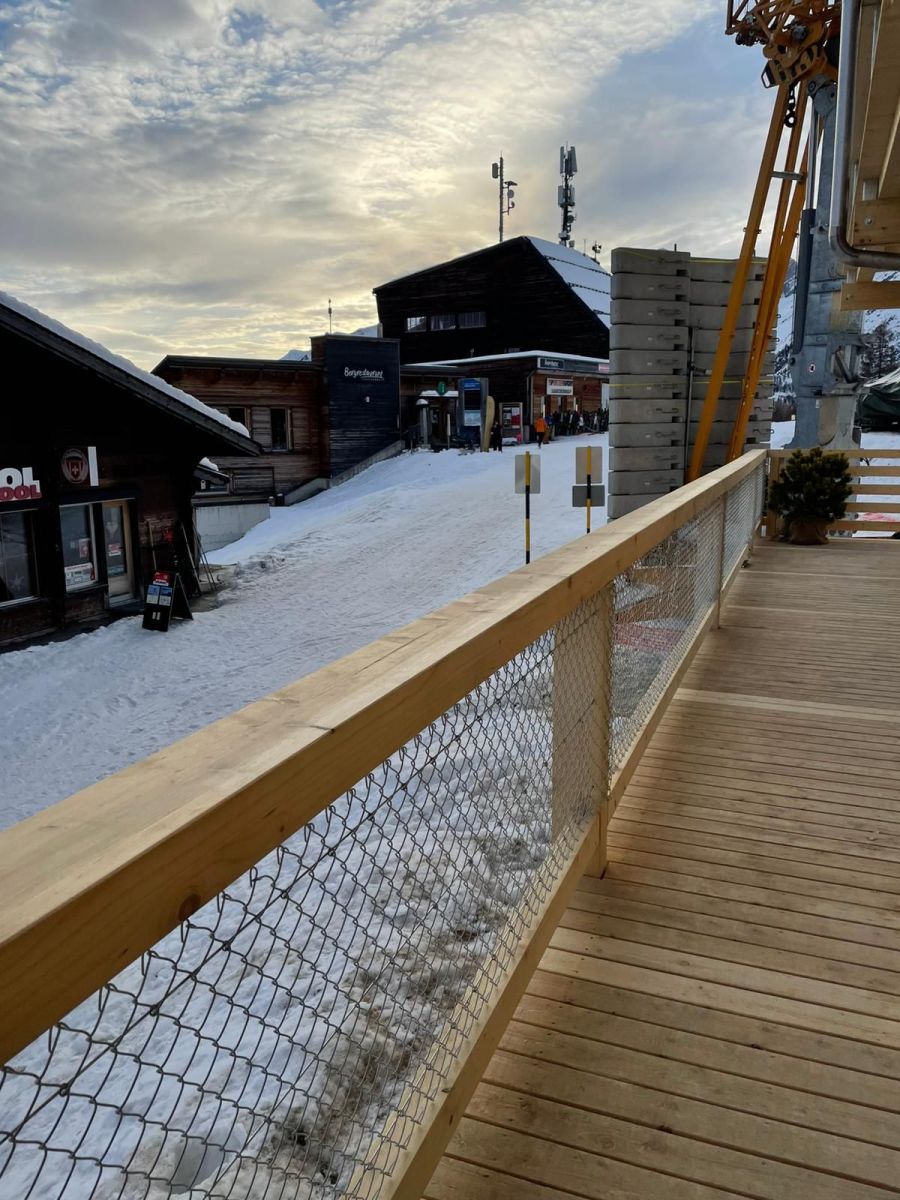 Blick von einem Hotel-Balkon aus auf die Bergstation auf der Lauchernalp.