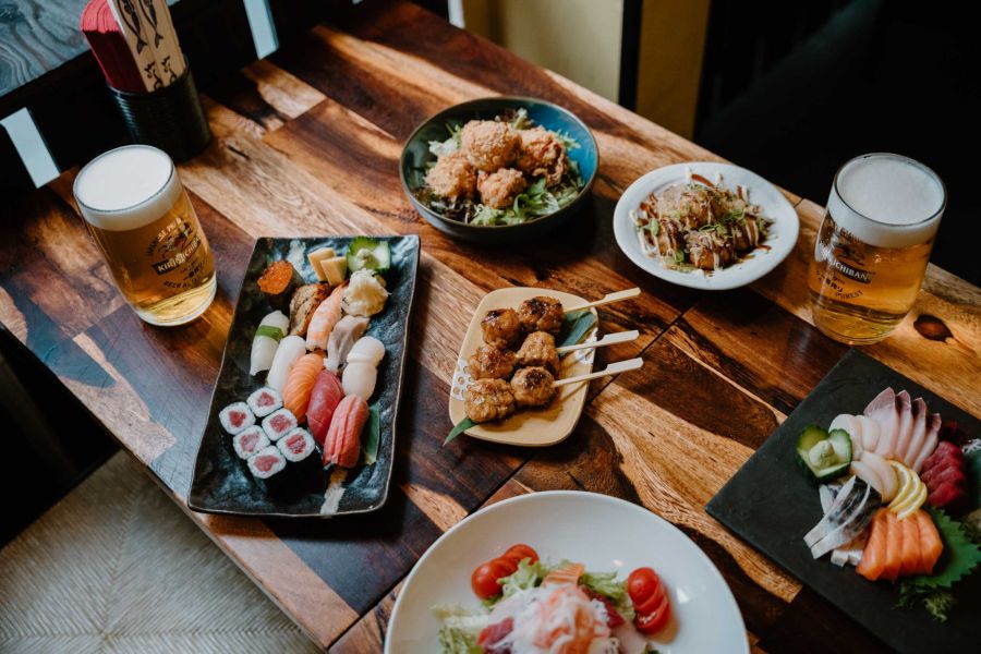 Izakayas bieten eine grosse Auswahl an japanischen Köstlichkeiten – perfekt zum Teilen.