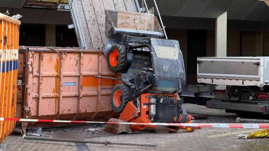 Dieser Bagger krachte mehrere Meter in die Tiefe.