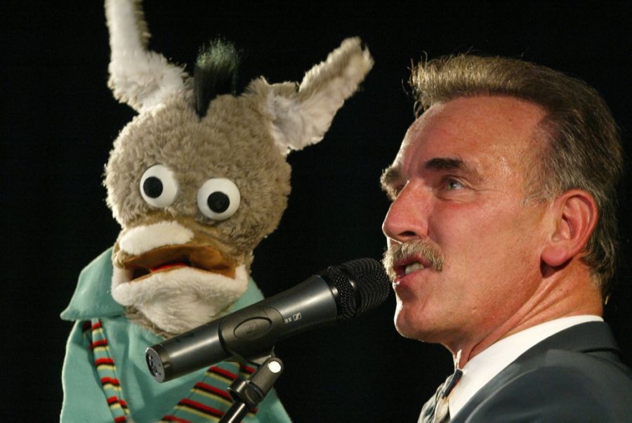 Er lernte das Bauchreden als Autodidakt, ursprünglich war er gelernter Käser.