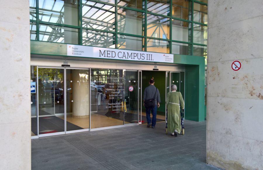 Da das Notfall-Team in Salzburg mit einem anderen Notfall beschäftigt war, wurde er schliesslich ins Linzer Kepler-Uniklinikum überstellt.