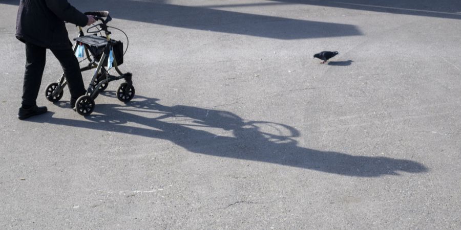 Mensch mit Rollator Schatten