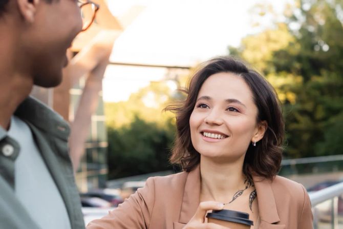Mann, Frau, lächelnd