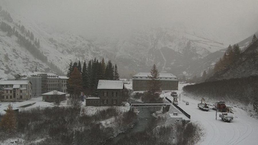 ... und in Obergoms sind dicke Flocken gefallen.