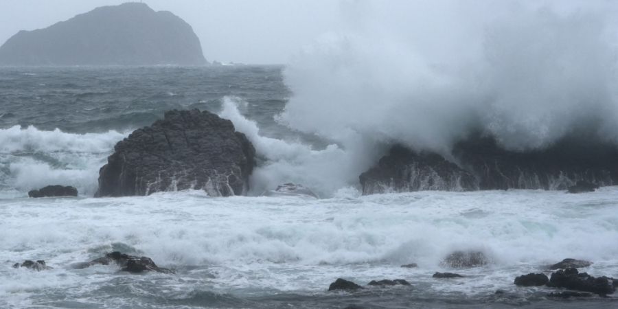 ARCHIV - Wellen brechen entlang der Küste des Fischerhafens Pa-tou-tzu im Nordosten Taiwans. Foto: Johnson Lai/AP/dpa/Archivbild