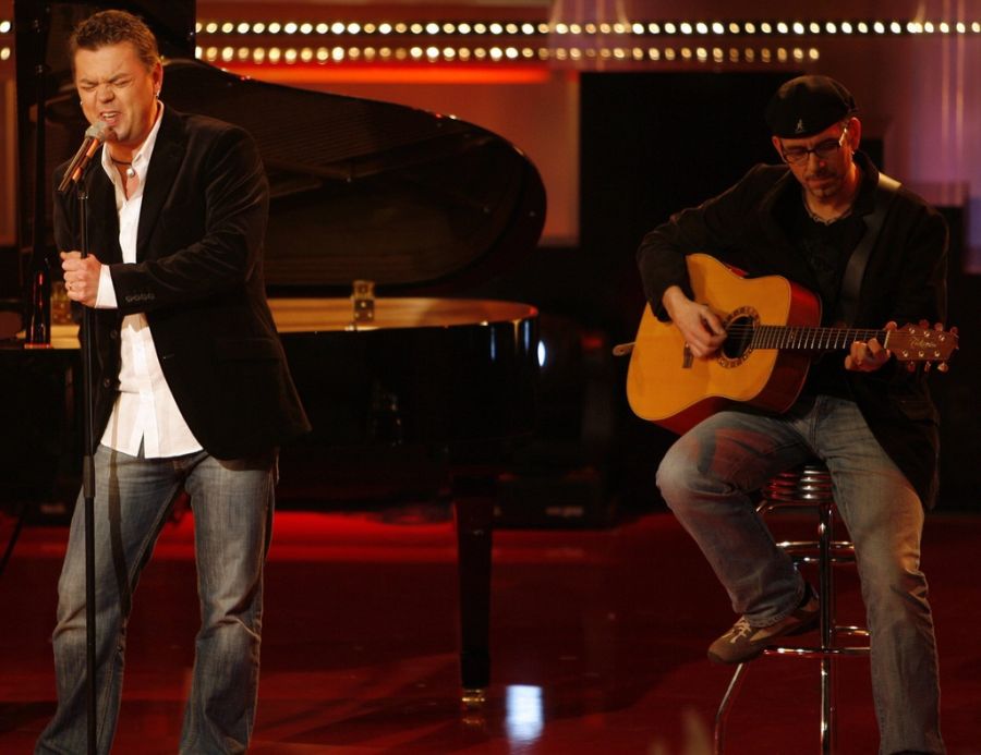 Sänger Padi Bernhard von der Band Mash singt das Lied «Ewigi Liebi» im Final um den grössten Schweizer Hit 2007.