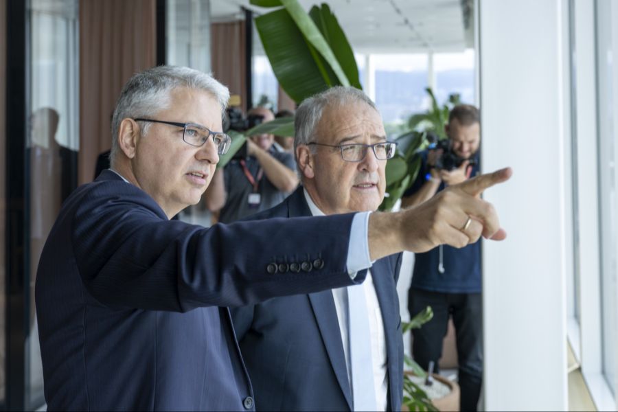 Roche-Präsident Severin Schwan (links) tauscht sich mit Bundesrat Guy Parmelin aus.