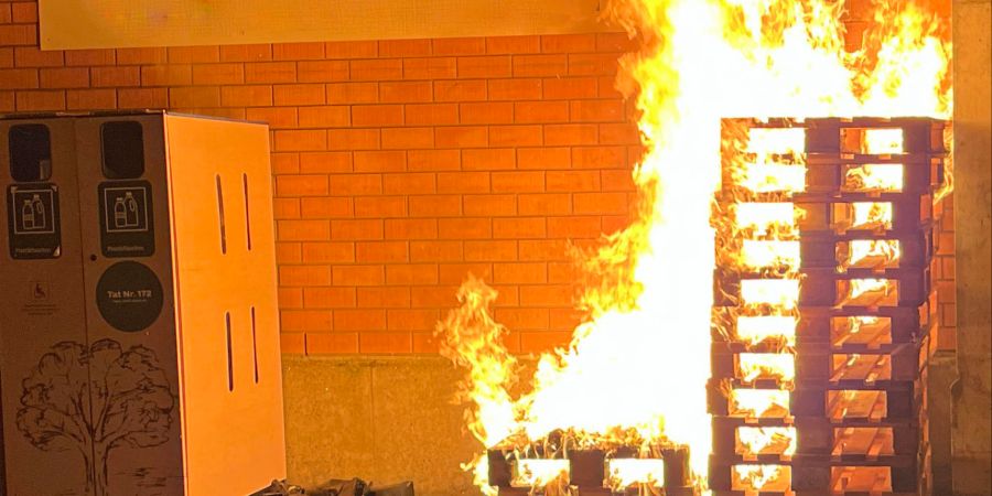 Holzpaletten in Brand