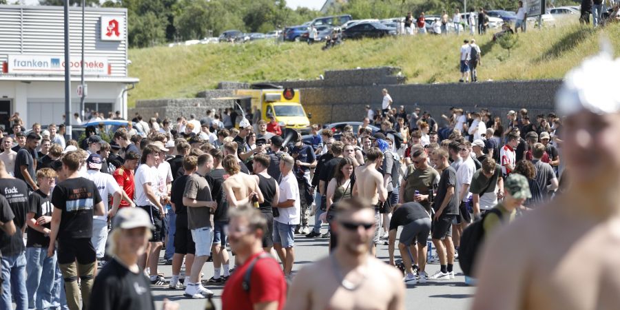 Tausende Menschen haben sich laut Polizei in und um Altschauerberg in Mittelfranken versammelt - sogenannte Hater des Youtubers «Drachenlord».