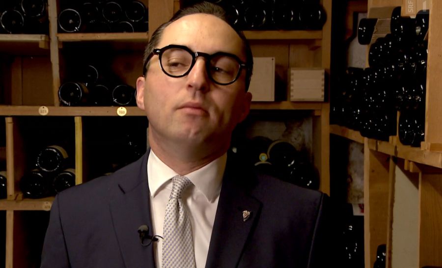 Antoine Sicard, der 2023 zum besten Sommelier der Schweiz gekürt wurde, schätzt die Auswahl gegenüber SRF ein: «Man trinkt bei den offiziellen Empfängen durchaus gut, aber man könnte noch besser trinken.»