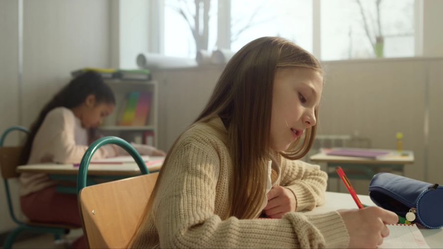 Schulmädchen im Klassenraum