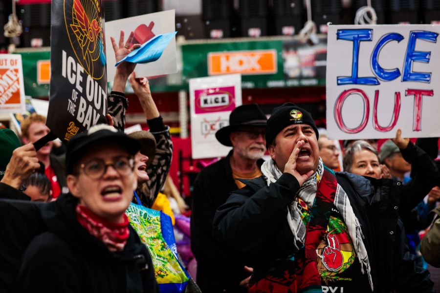 Viele kritisieren die Vorgehensweise und protestieren.