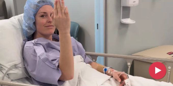 Winkt wie die Queen - Ex-Ski-Star Lindsey Vonn erhält «neues Knie»
