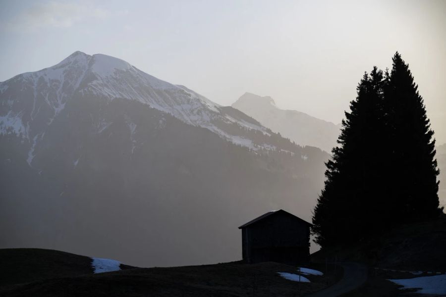 Viel Saharastaub liegt heute in der Schweiz in der Luft. Wie hier in St. Margrethenberg GR.