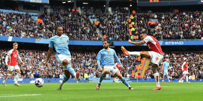Arsenals Gabriel Jesus schiesst im Spitzenspiel der Premier League gegen Manchester City am Tor vorbei. Arsenal Manchester City