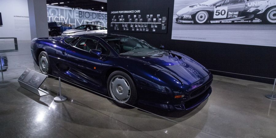 Blue 1992 Jaguar XJ 220 im Automuseum von Los Angeles, USA.