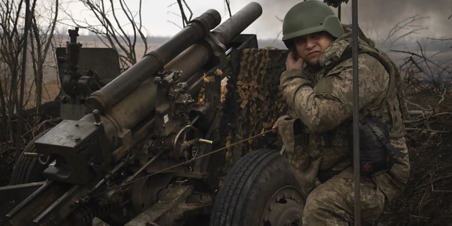 ARCHIV - Ukrainische Soldaten erhalten eine Pause vom Frontalltag (Archivbild). Foto: Efrem Lukatsky/AP/dpa