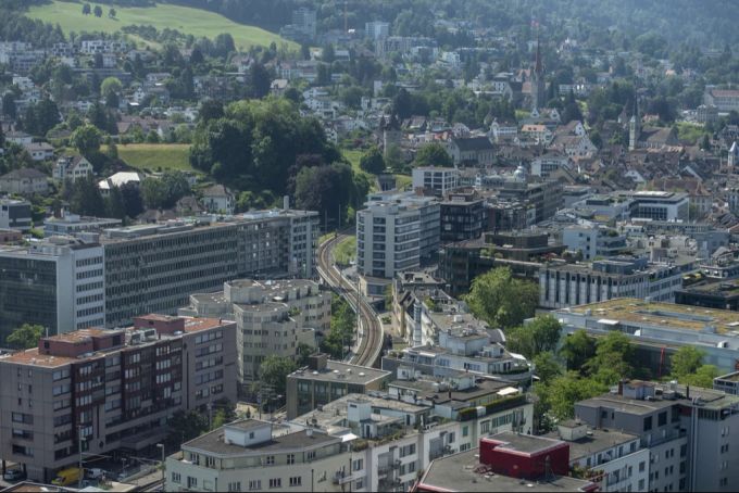 Eine Gewerbezone mit Büroflächen und Wohnhäuser im Hintergrund in der Stadt Zug. Gewerbezone Wohnhäuser Zug