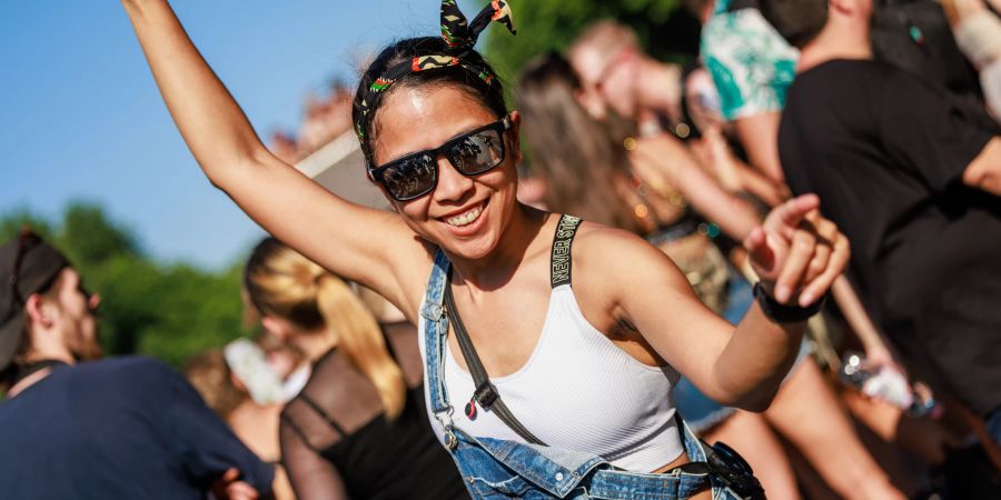 Junge glückliche Frau auf einem Rave.