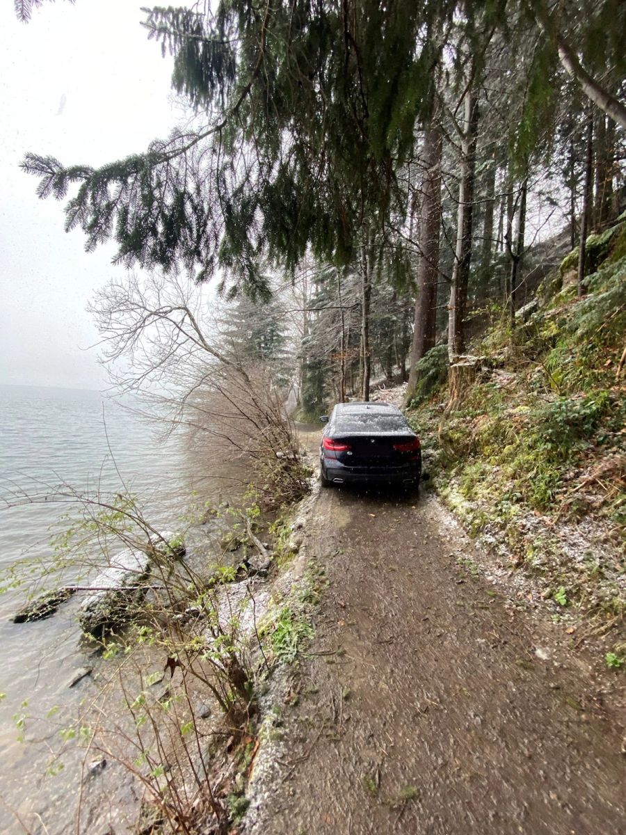 Auto auf Fussweg