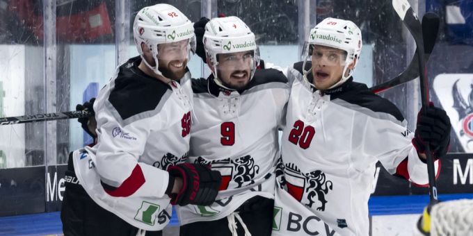 Damien Riat bejubelt das 2:1 für Lausanne. Fribourg-Gottéron Lausanne