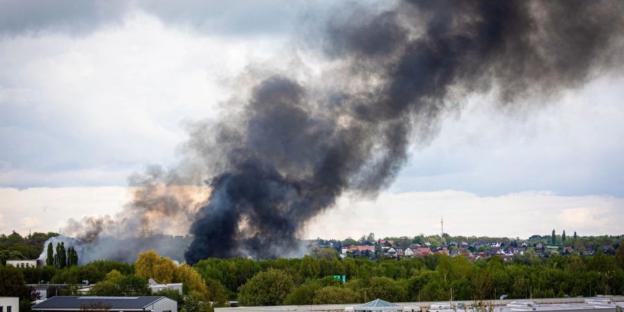 Rauch steigt bei einem Grossbrand in einem Braunschweiger Industriegebiet in den Himmel.