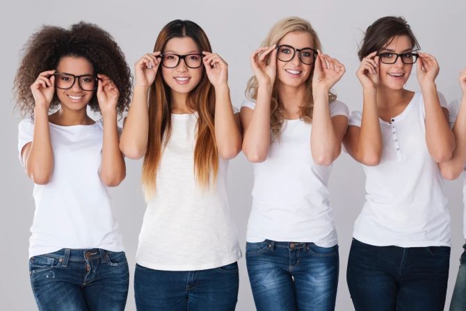 junge frauen mit brillen