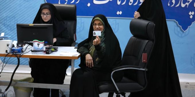 Die ehemalige iranische Abgeordnete Zohreh Elahian zeigt den Medien ihr Ausweisdokument, während sie sich am Samstag, den 1. Juni 2024, im Innenministerium in Teheran, Iran, als Kandidatin für die Präsidentschaftswahlen am 28. Juni registriert.