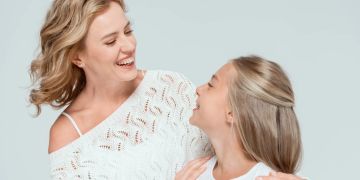 Mutter und Tochter lachen