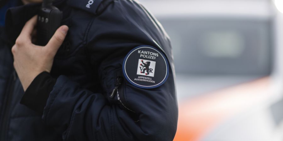 Die Kantonspolizei Appenzell Ausserrhoden stand am Samstagnachmittag im Einsatz, nachdem eine Frau vom eigenen Auto erfasst worden war.
