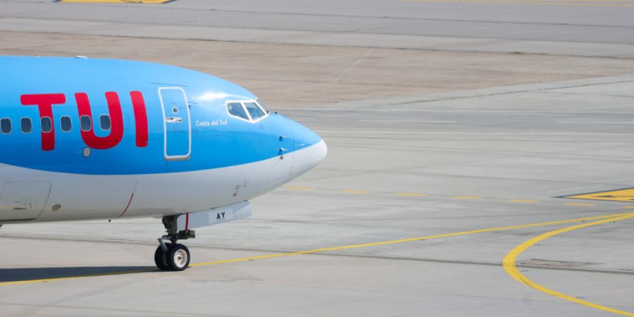ARCHIV - Eine Boeing 737 MAX 8 der Tuifly rollt auf dem Vorfeld des Stuttgarter Flughafens. Foto: Christoph Schmidt/dpa