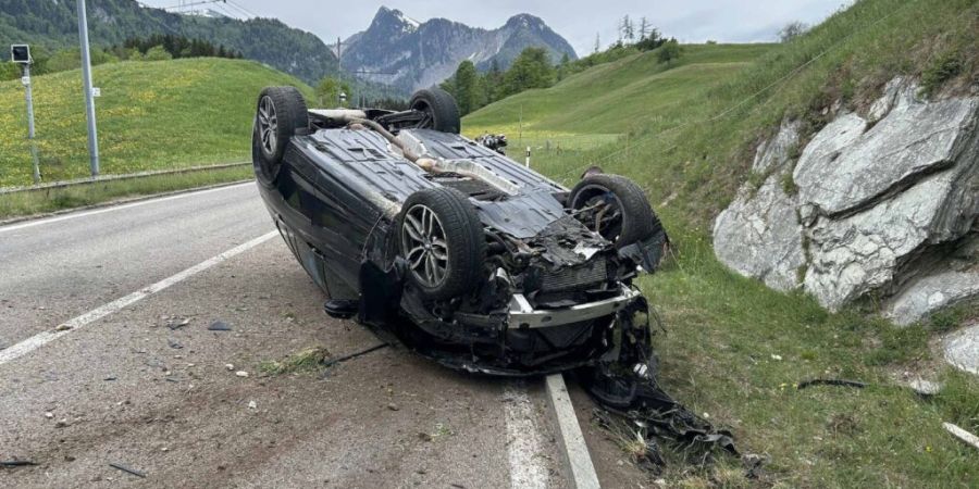In Albeuve landete am Sonntag ein Auto auf dem Dach.