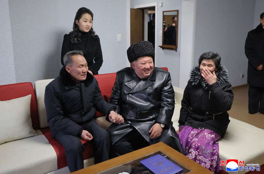 Auf veröffentlichten Bildern ist zu sehen, wie der Machthaber mit Angehörigen spricht.