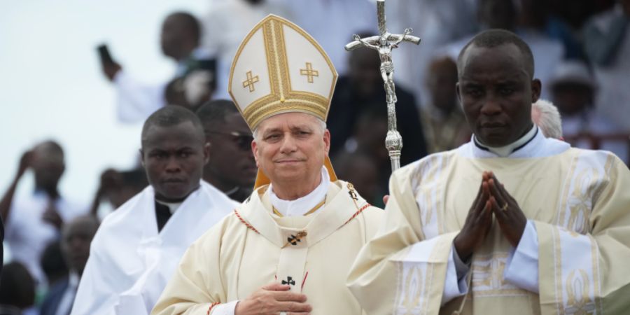 dpatopbilder - Papst Leo XIV. kommt in einer Prozession zur Feier der Messe am Japoma-Stadion. Kamerun ist für das Oberhaupt der katholischen Kirche die zweite Station einer elftägige...