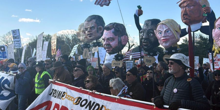 dpatopbilder - Demonstranten halten Pappköpfe, die Politiker der Trump-Adminstration darstellen sollen, während einer «No Kings»-Demonstration in Washington. Foto: Anna Ringle/dpa