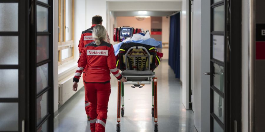 Unter anderem am Universitätsspital Zürich mussten Operationen wegen der Behandlung der Brandverletzten von Crans-Montana VS verschoben werden. (Archivbild)